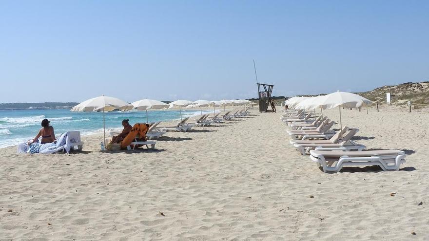Formentera presenta nuevas alegaciones para recuperar parte de las hamacas y sombrillas denegadas