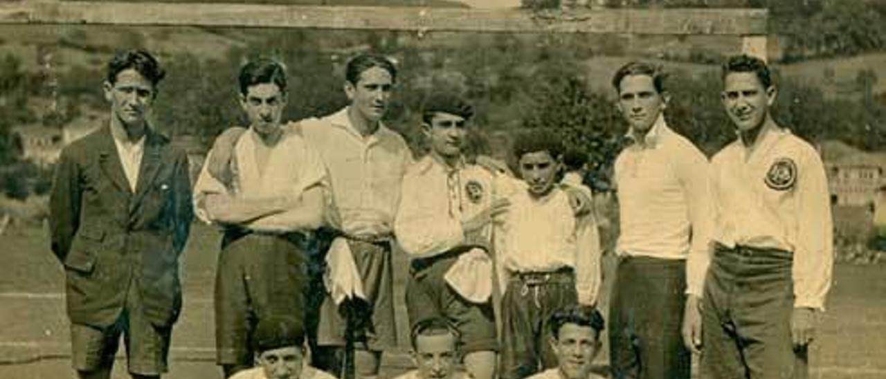 El equipo de 1918, en el campo de Xudes.