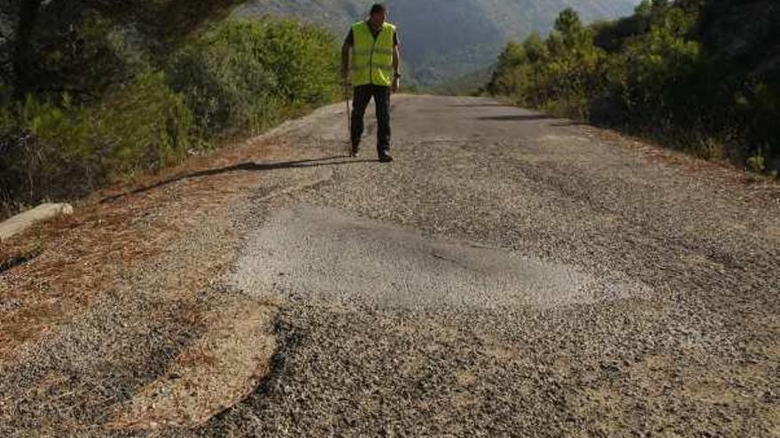 Imagen de la pista de acceso desde L&#039;Orxa, repleta de baches.