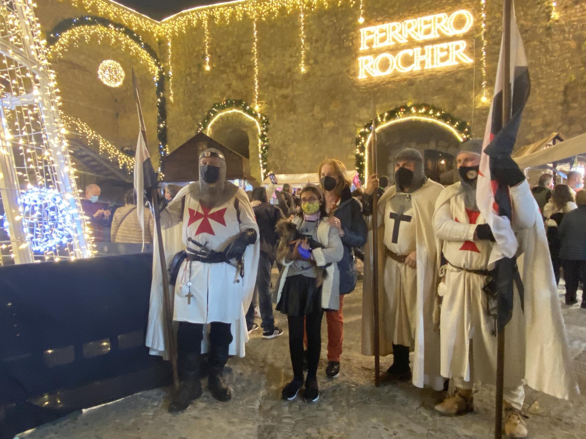 Fusión de luces e historia en Peñíscola con el mercado medieval y el alumbrado de Ferrero Rocher