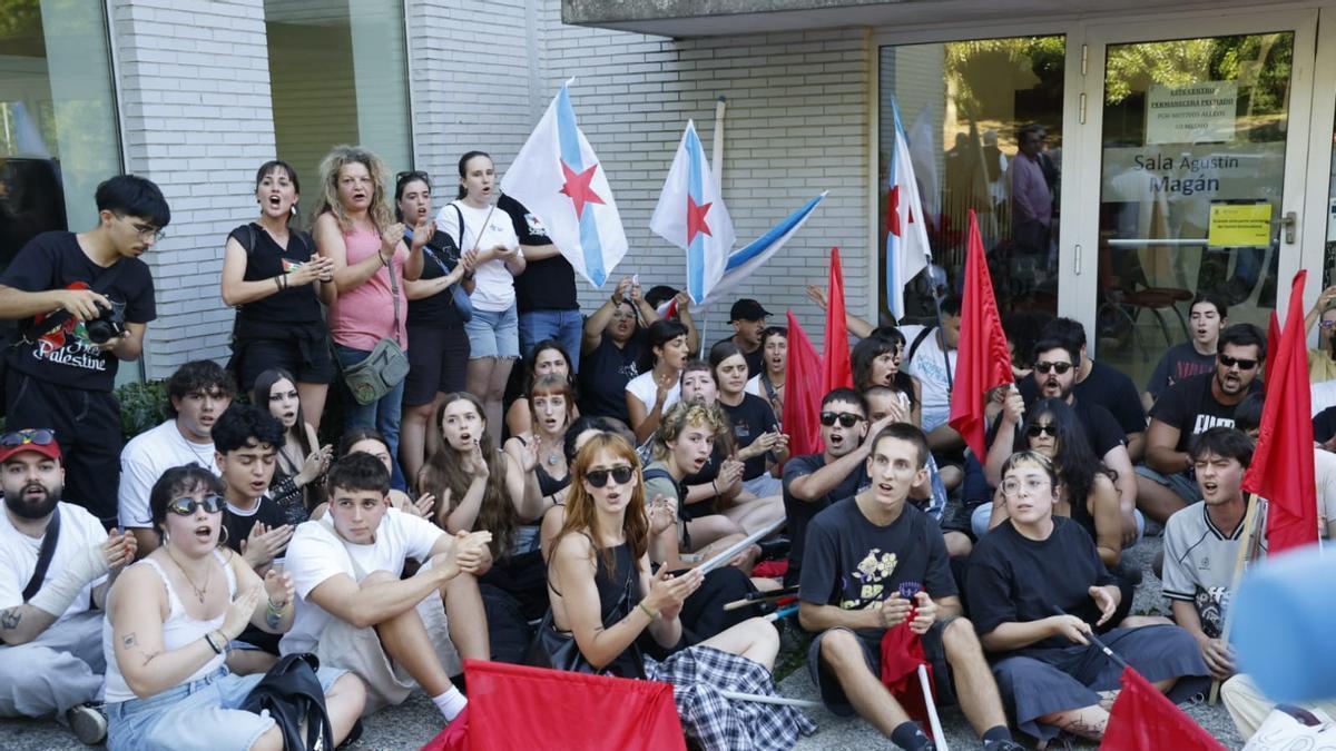 GALICIA JORGE BUXADÉ | Más de mil personas impiden el acto de Vox en Santiago