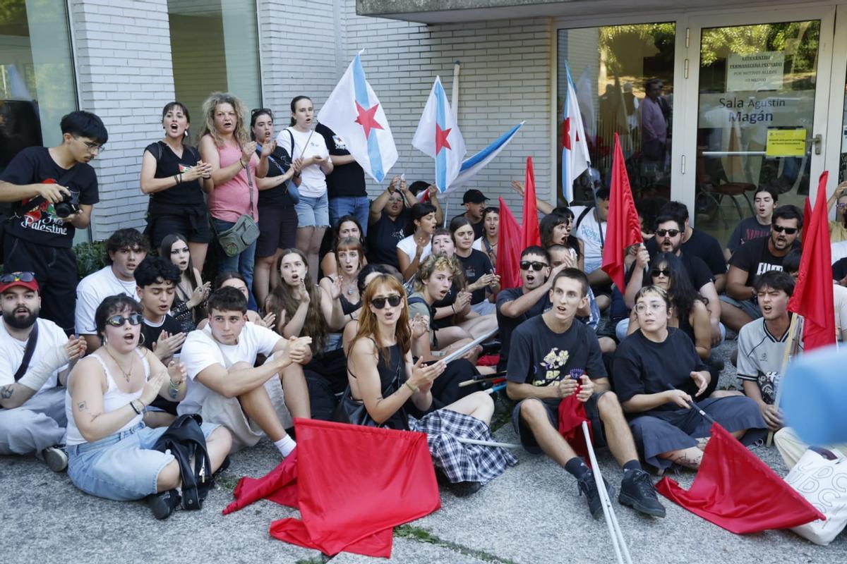 Decenas de jóvenes entran en el Centro Sociocultural de Santa Marta para impedir el acto de Vox en Santiago