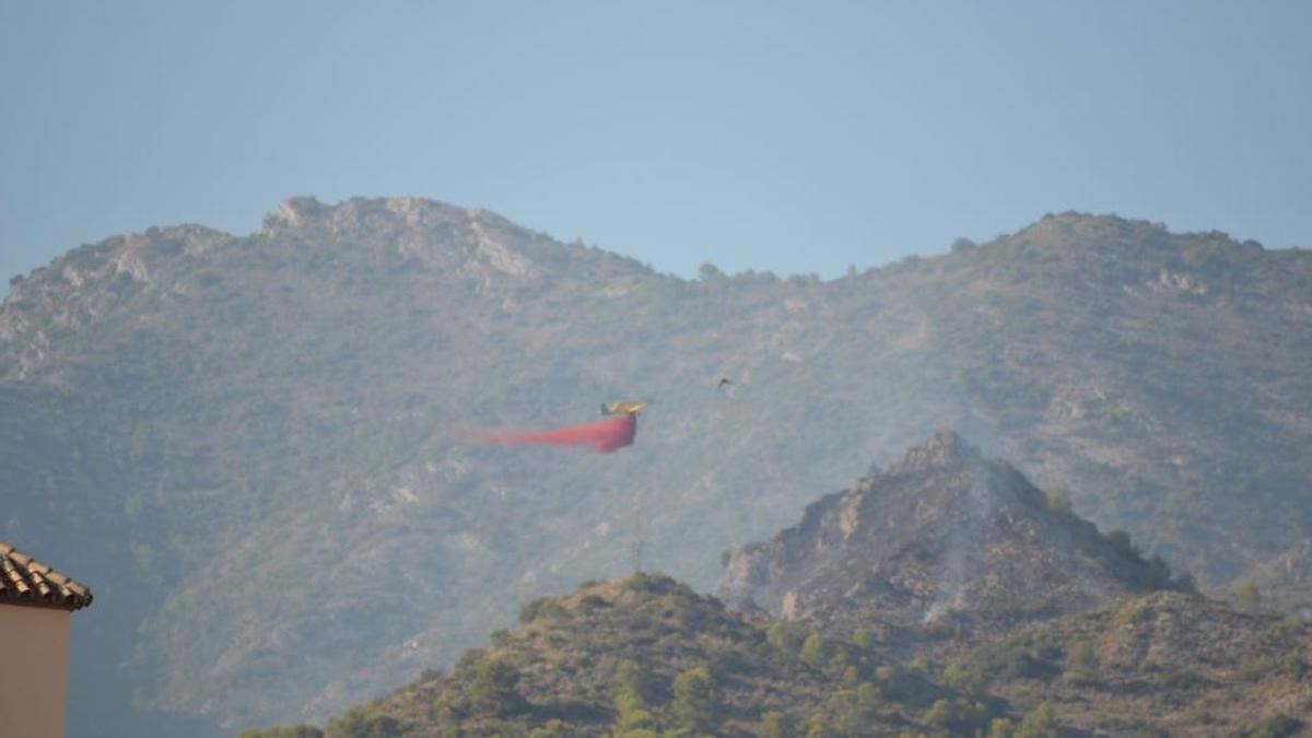 Uno de los aviones del Infoca interviniendo en el incendio de Marbella