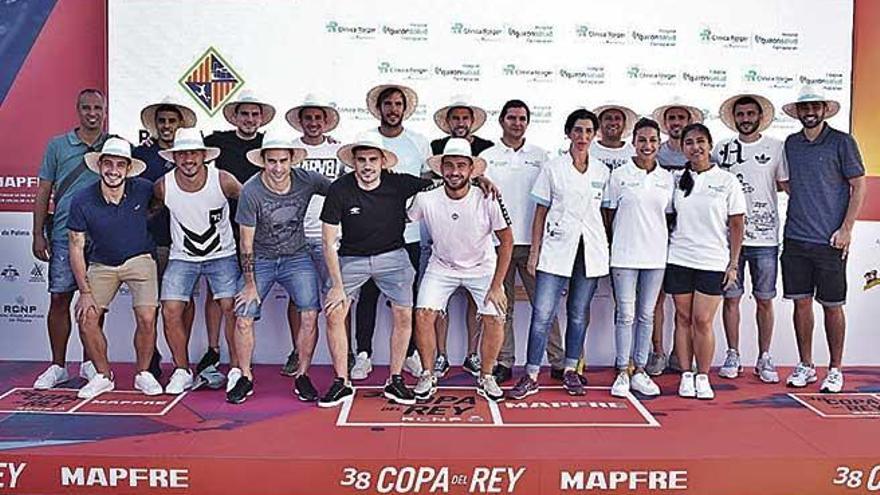 La plantilla del Palma Futsal posa en la terraza del Real Club NÃ¡utico de Palma.