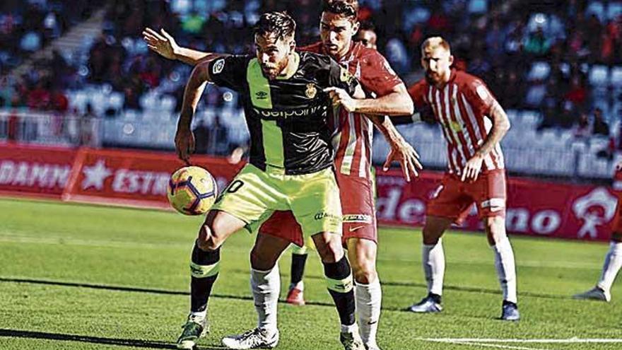 Ãlex LÃ³pez protege el balÃ³n en un ecuentro de la pasada campaÃ±a.