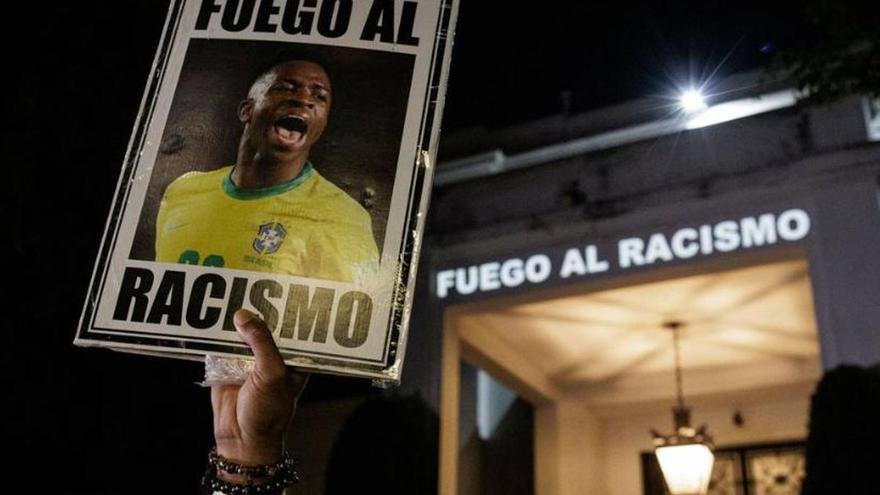 Manifestación ante el Consulado español en Sao Paulo a favor de Vinícius