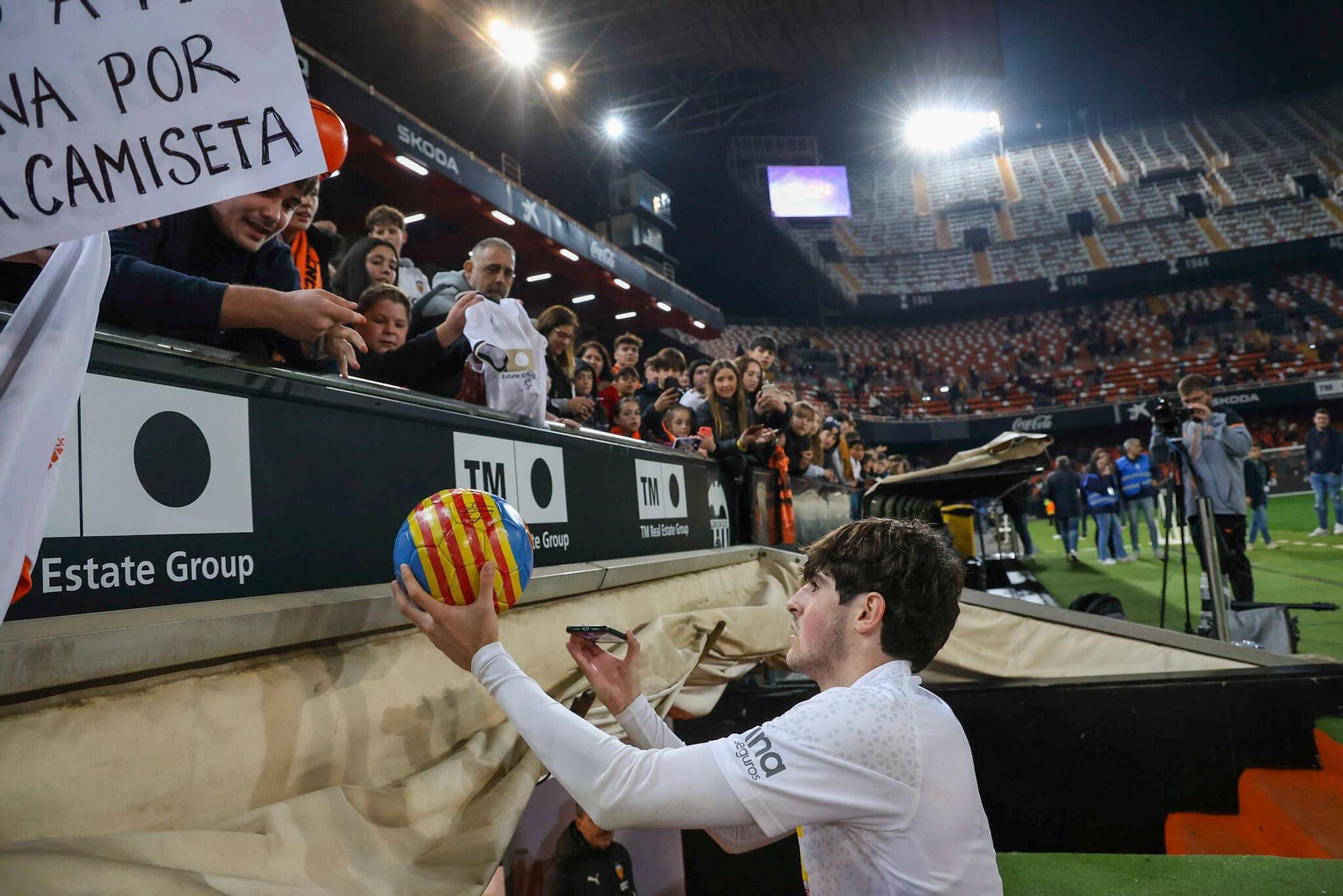 El Valencia volvió a los entrenamientos y lo hizo ante cerca de 15.000 aficionados, que dieron color a las gradas de Mestalla