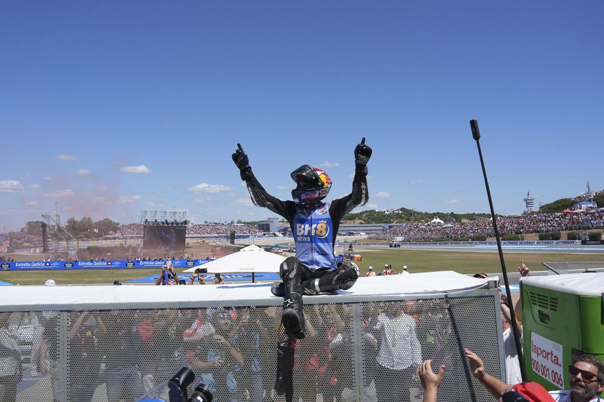 El piloto español de MotoGP Álex Márquez, BK8 Gresini Racing MotoGP, celebra su victoria tras la carrera de motoGP del Gran Premio de España de Motociclismo de 2026 celebrado en el circuito de Jerez-Angel Nieto en Jerez de la Frontera. EFE/Roman Rios