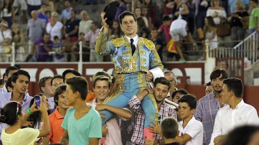 Francisco Morales, de Carratraca, sacado en hombros anoche por los aficionados en La Malagueta.