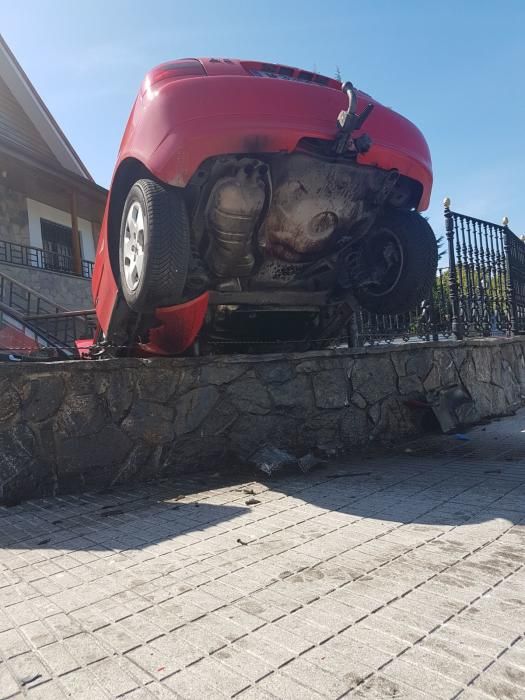 Un coche se empotra contra una casa en La Guía, en Gijón