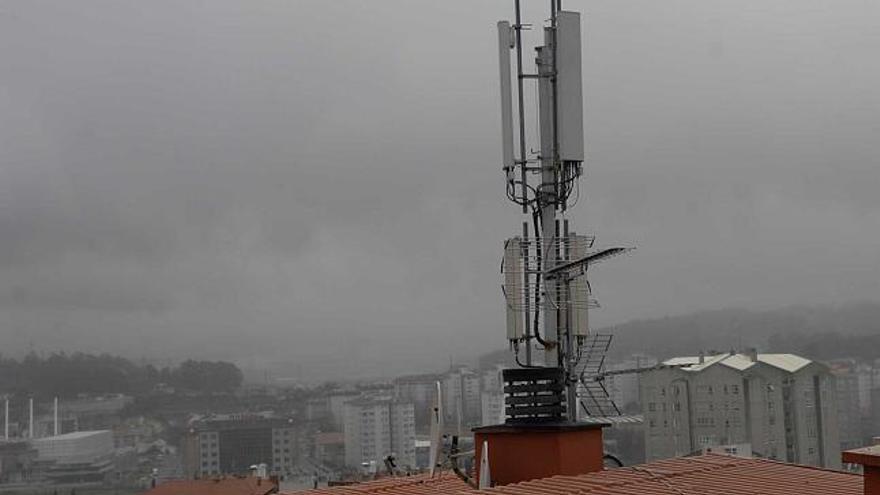 Imagen de la antena de telefonía ubicada en el tejado del número 9 de la calle Claveles. / fran martínez
