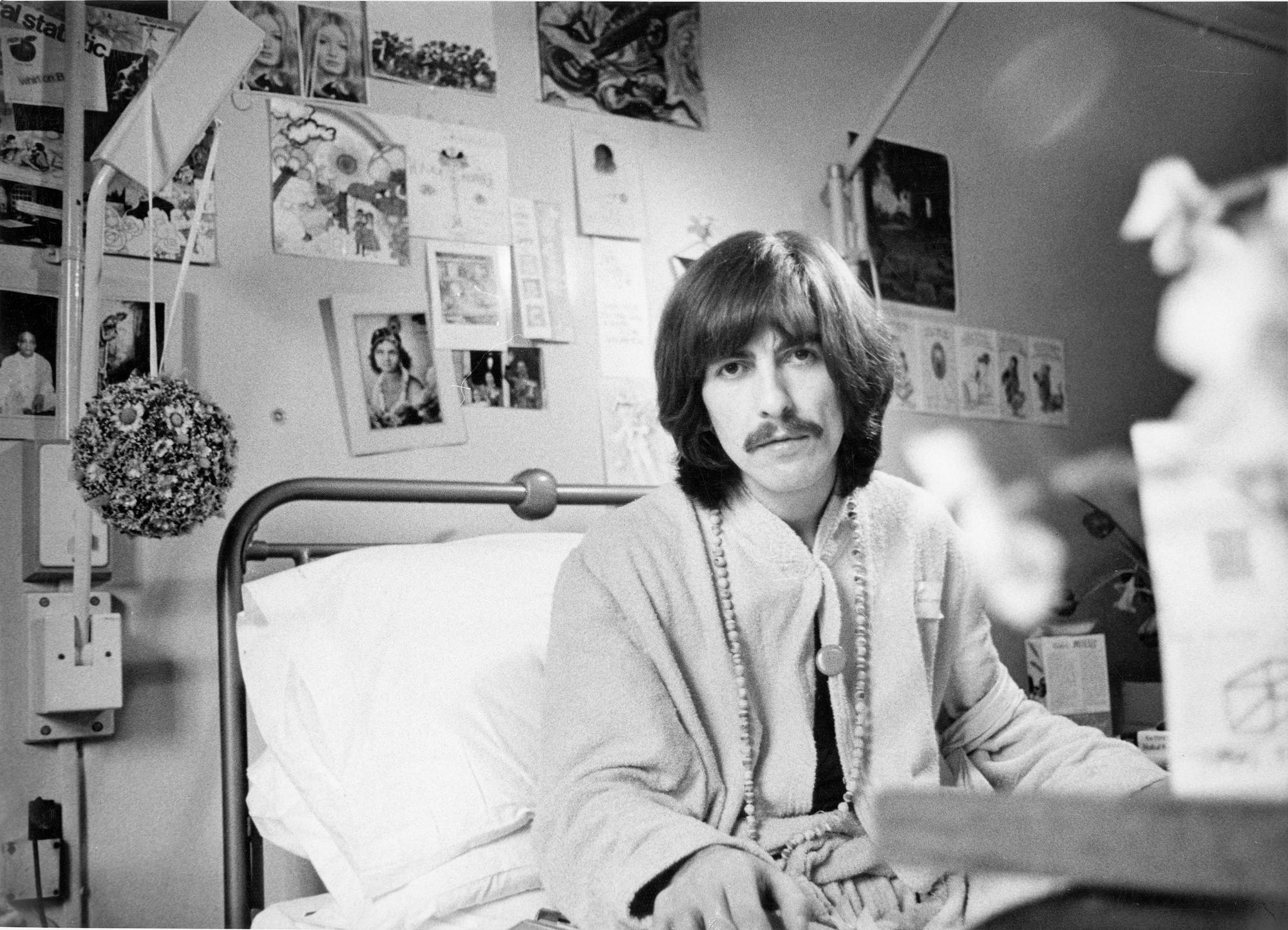 George Harrison, convaleciente de una amigdalitis, en Londres en 1969