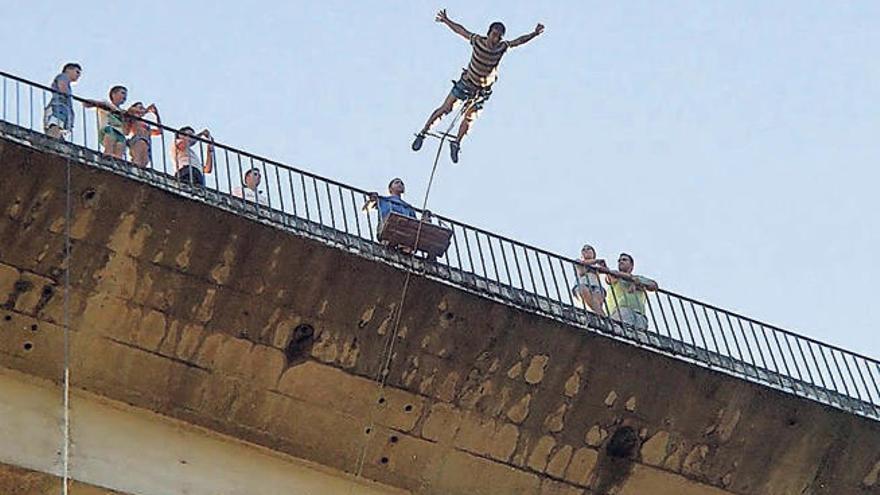 Uno de los atrevidos a realizar puenting en una salida de Guías Malouco. // FdV