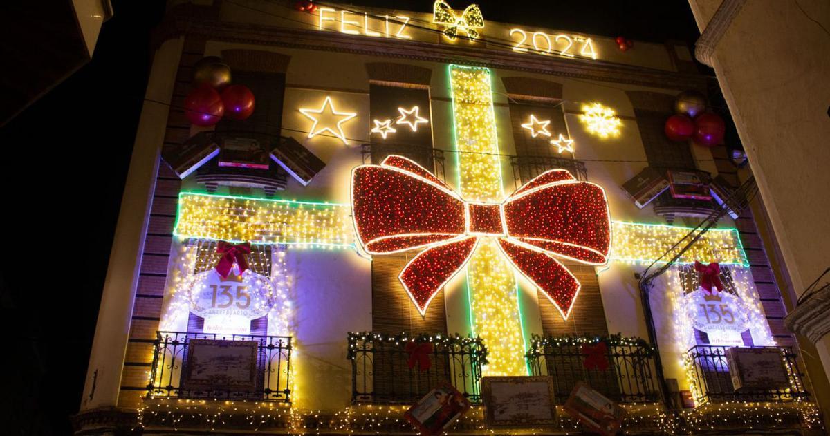 Iluminación navideña en la fachada de ‘La Antequerana’. | L.O.