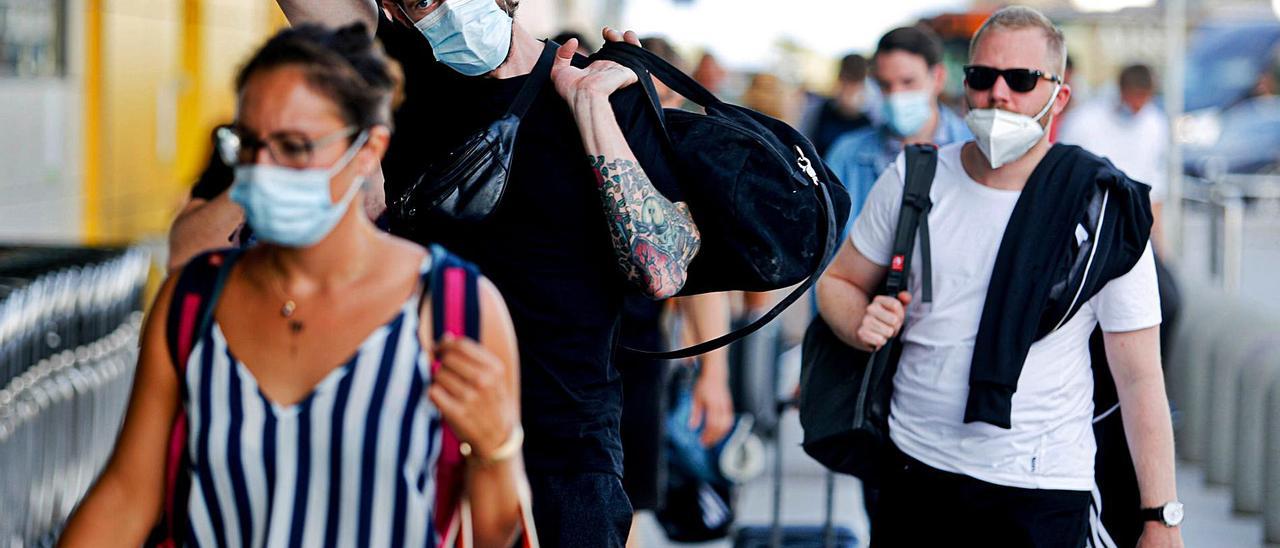 Turistas en el aeropuerto de Ibiza.