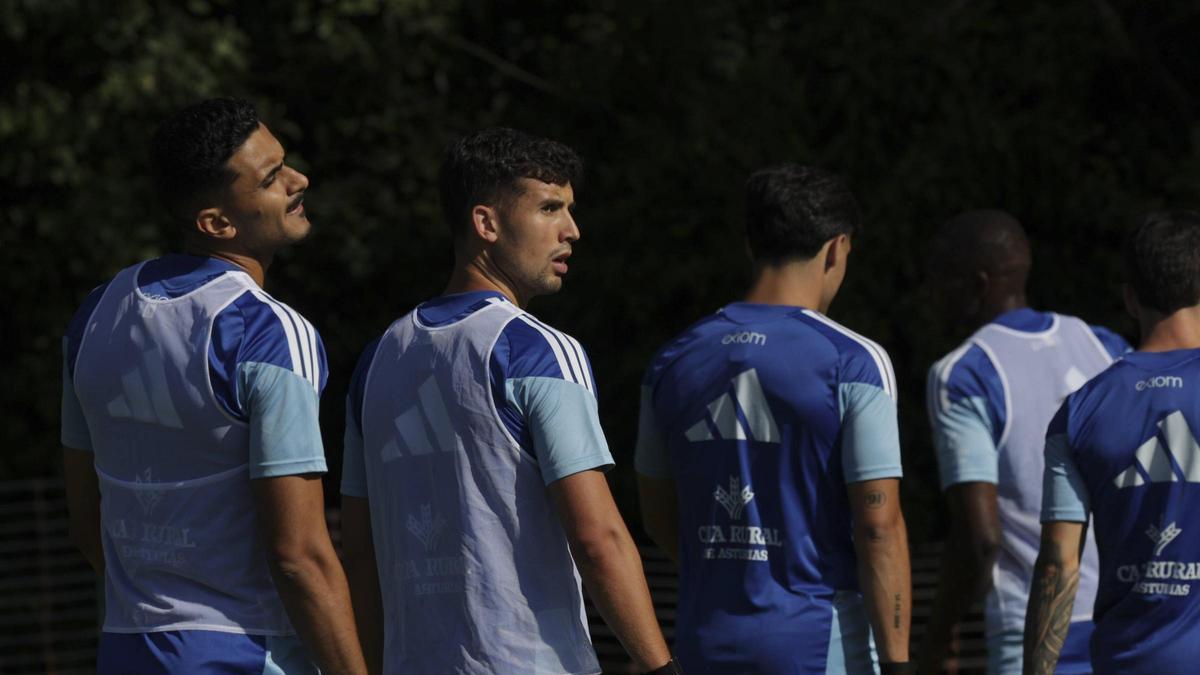 Carlos Domínguez, seguido de Youness, durante un entrenamiento en El Requexón.