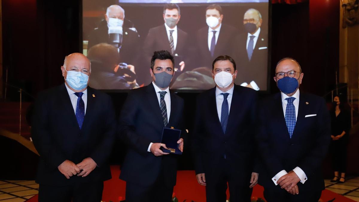 El director de Diario CÓRDOBA, Rafael Romero (2i), junto al consejero de Salud, Jesús Aguirre(i); el ministro de Agricultura, Luis Planas (2d), y el presidente del Círculo, Pedro López Castillejo (d)