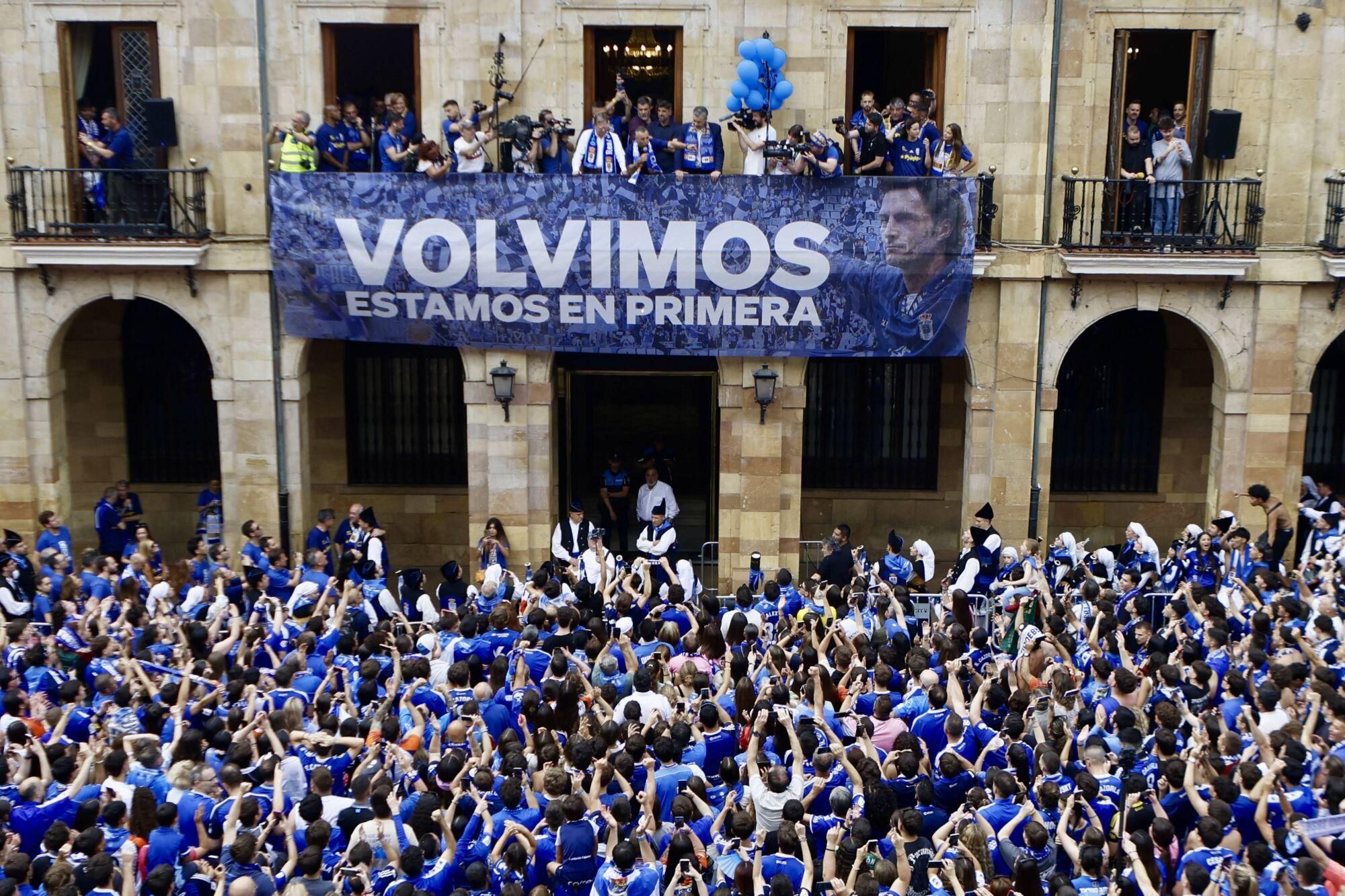 Locura azul en las calles de Oviedo para celebrar el ascenso del equipo a Primera División