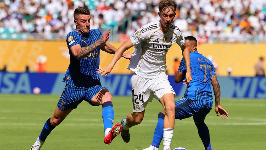 Dean Huijsen, del Real Madrid, avanza con el balón en el partido ante el Al Hilal en Miami.