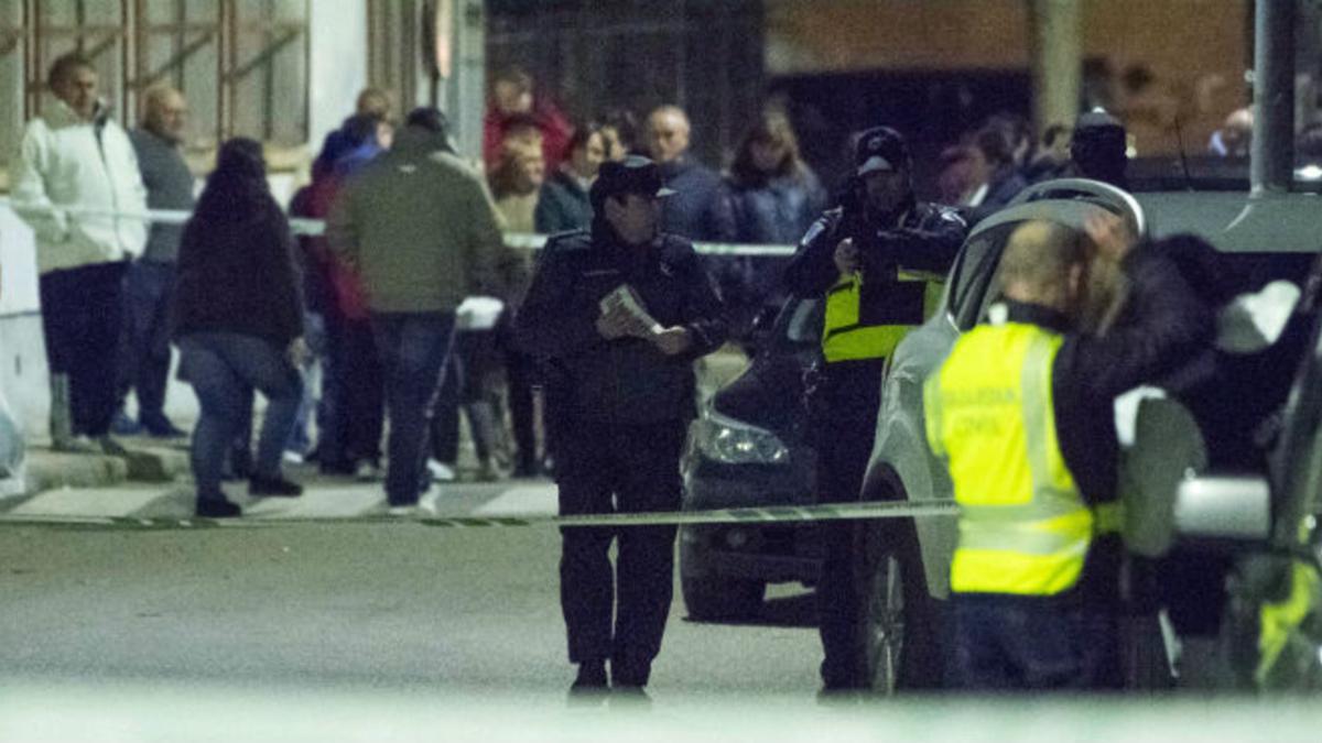 Agentes de la Guardia Civil, la Policía Nacional y vecinos, en el lugar del asesinato de una mujer a manos de su pareja, en Mora (Toledo)