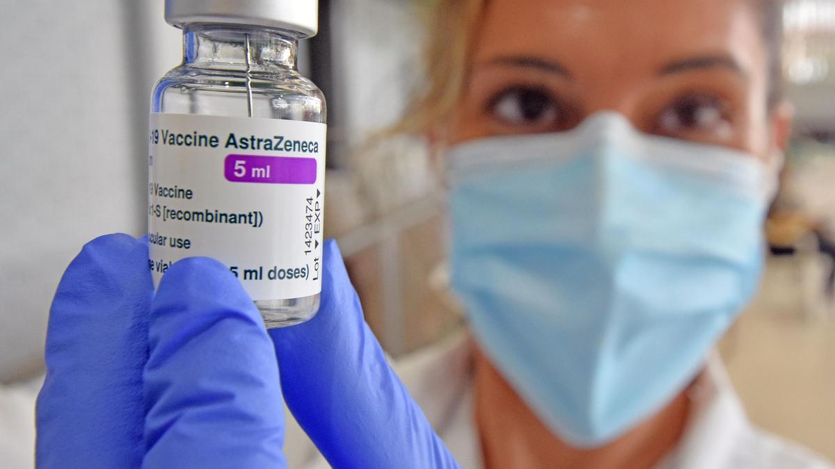 Una profesional sanitaria sostiene un vial de la vacuna de AstraZeneca.