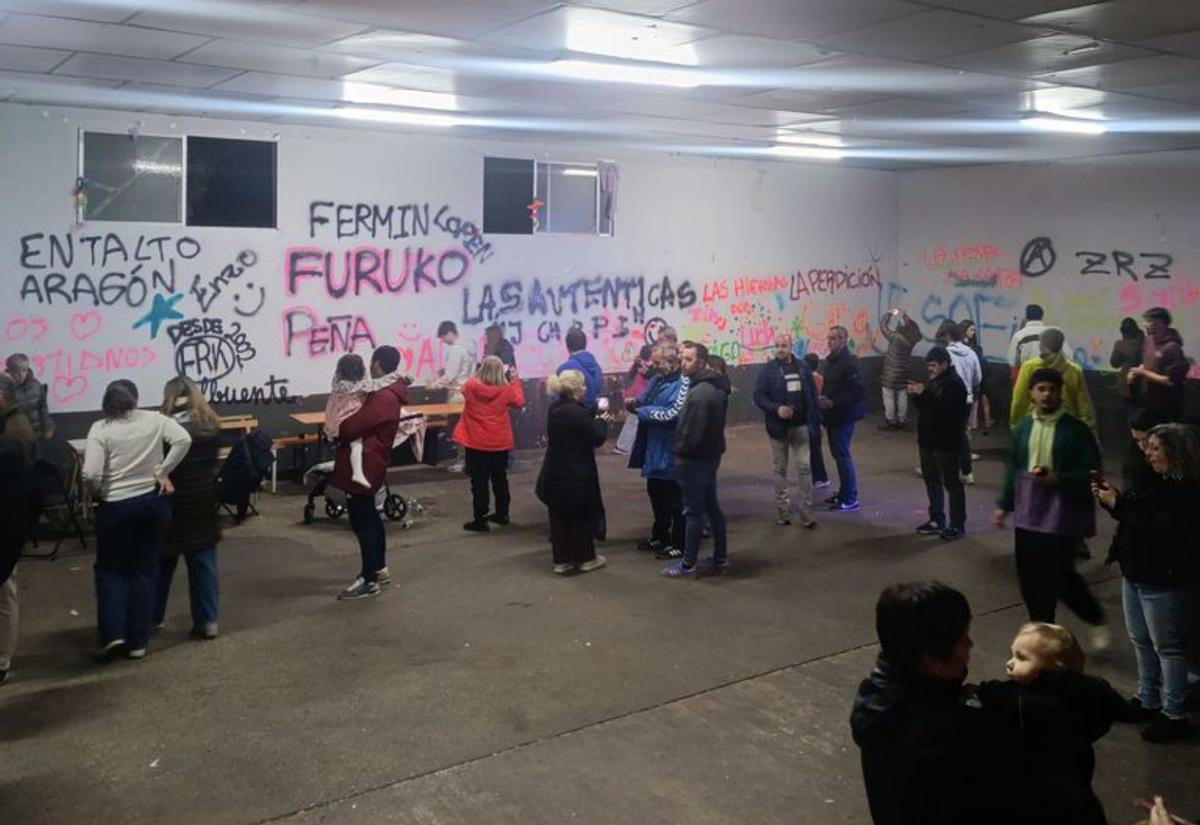 Los vecinos escribieron con spray las paredes del pabellón.