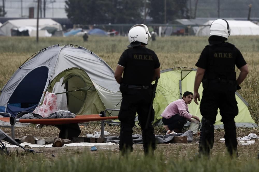 La policía griega comenzó esta mañana a desalojar el campamento improvisado de Idomeni, en la frontera con Macedonia, donde se encuentran más de 8.400 refugiados.
