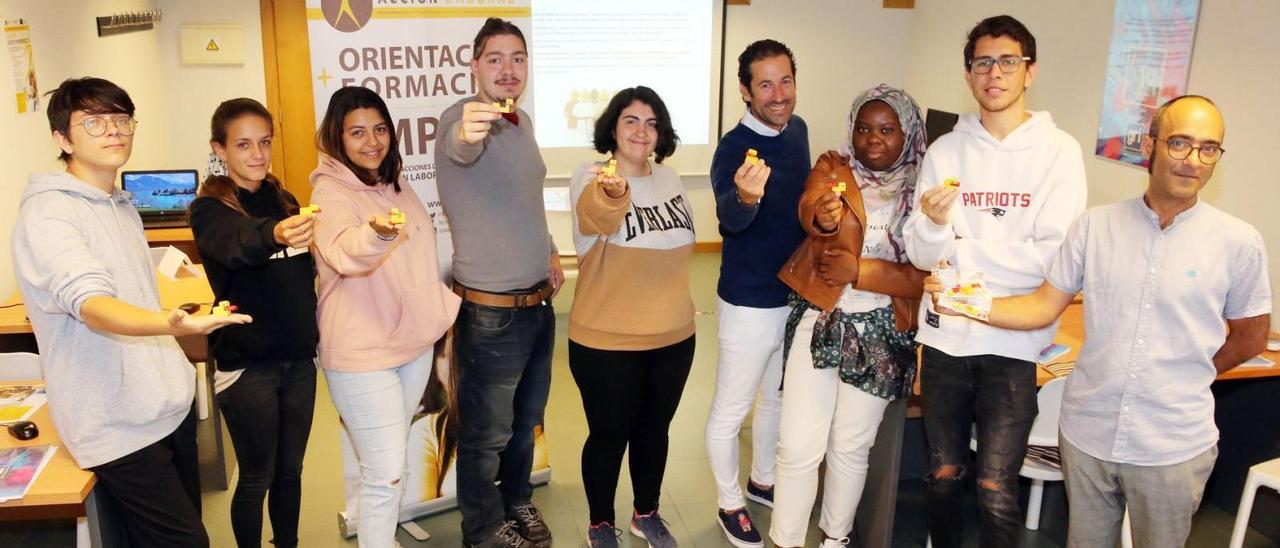 Jóvenes que participaron este jueves en la cuarta sesión del proyecto “Galicia Joven Emprende 21” posan con sus figuras.