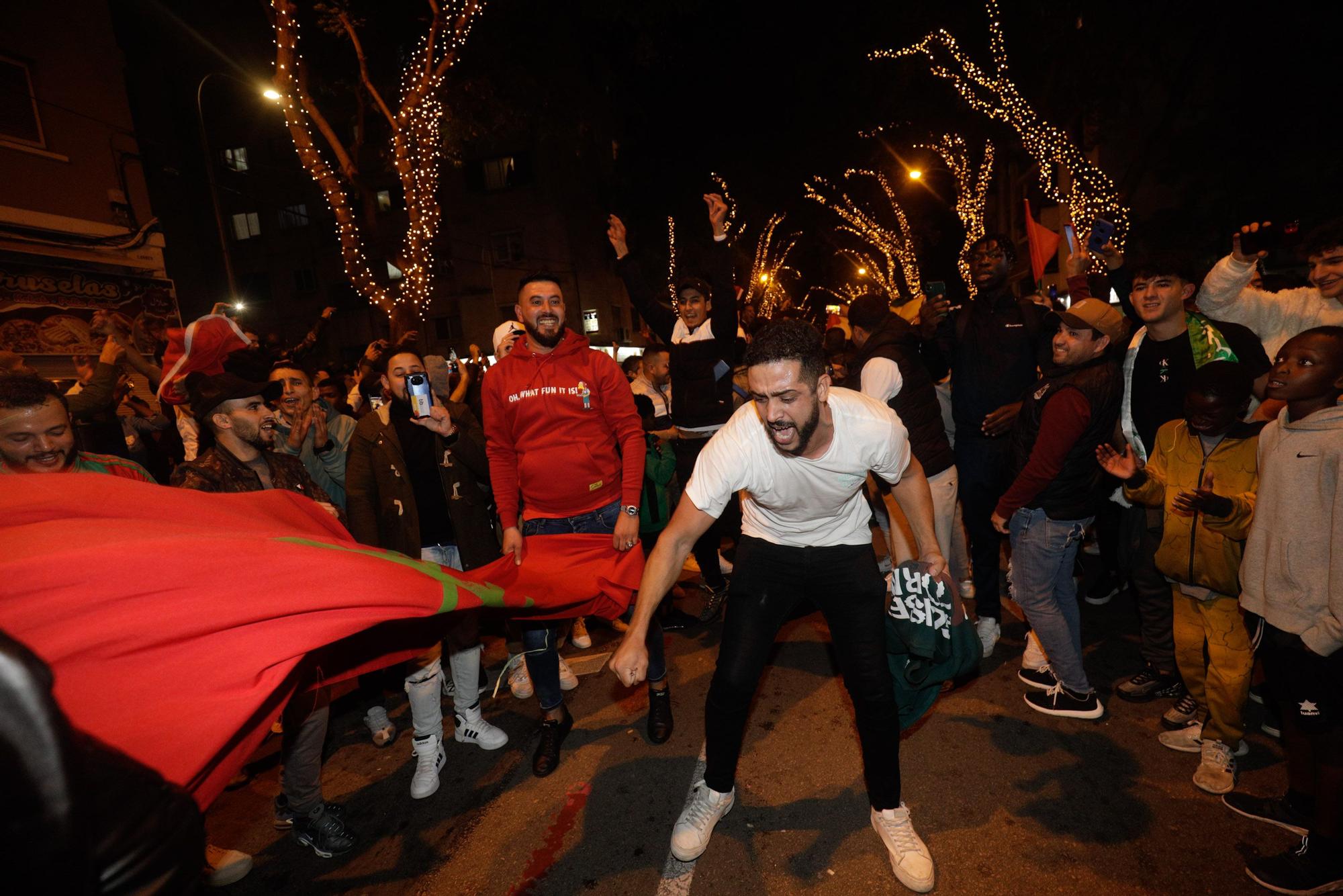 Los marroquíes de Mallorca celebran en Son Gotleu el pase a cuartos del Mundial tras vencer a España