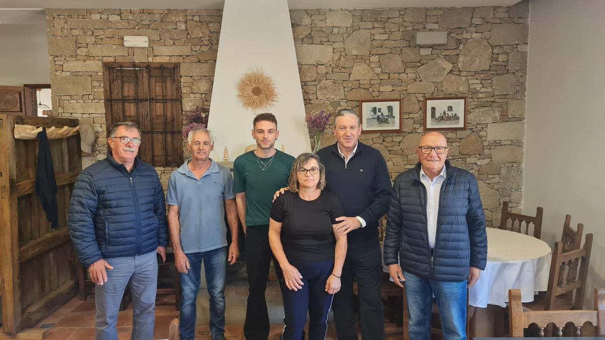 Faúndez, segundo por la derecha, con autoridades y los promotores del nuevo negocio.