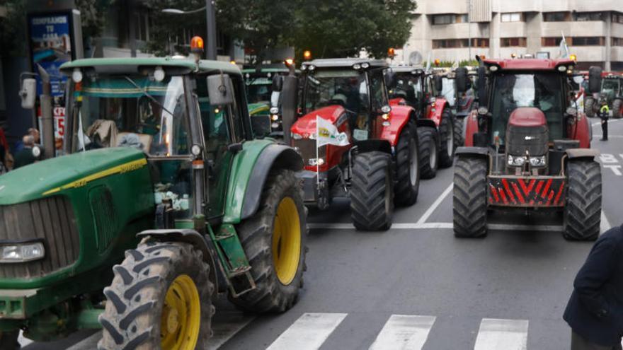 Algunos de los tractores de la tractorada en Murcia.