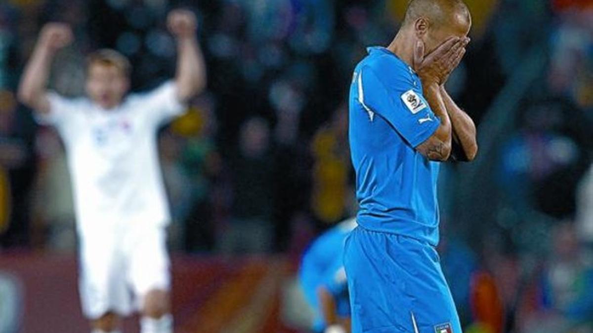 Cannavaro, hundido por la eliminación al término del partido mientras un eslovaco celebra el triunfo, anoche en Johannesburgo.