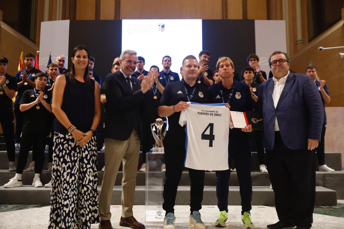 Homenaje a Luismi, futbolista del Fuentes fallecido en 2022, durante el reconocimiento a los campeones de Europa.