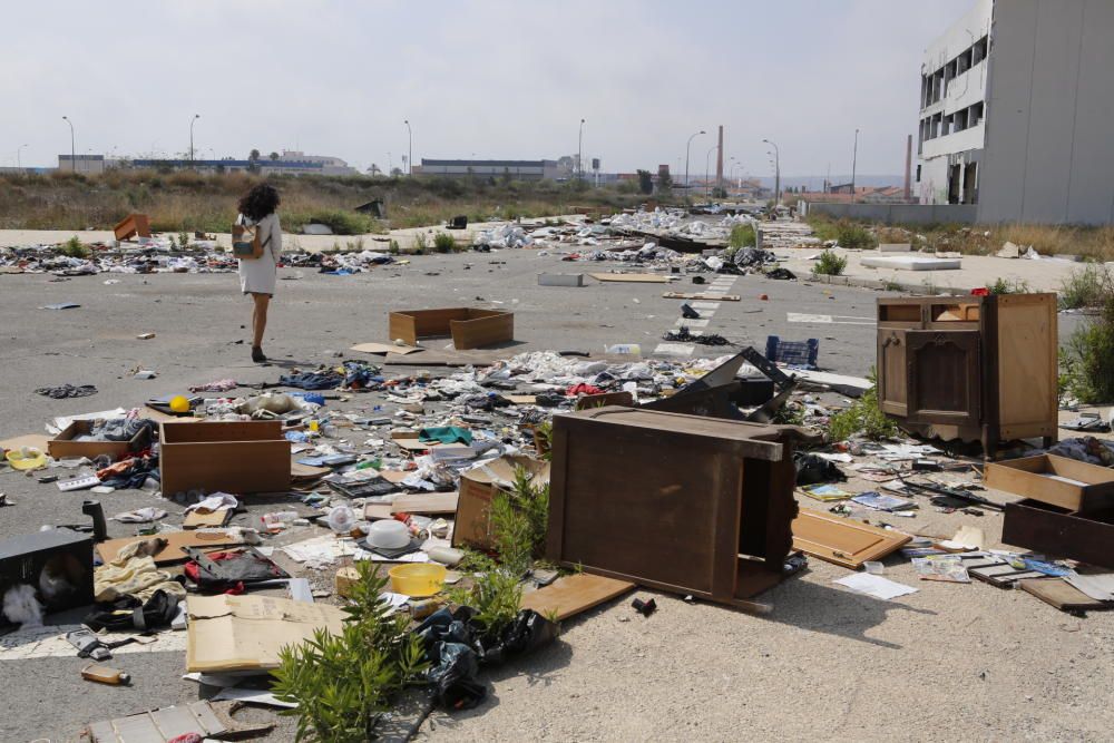 Basura en el entorno del Cementerio