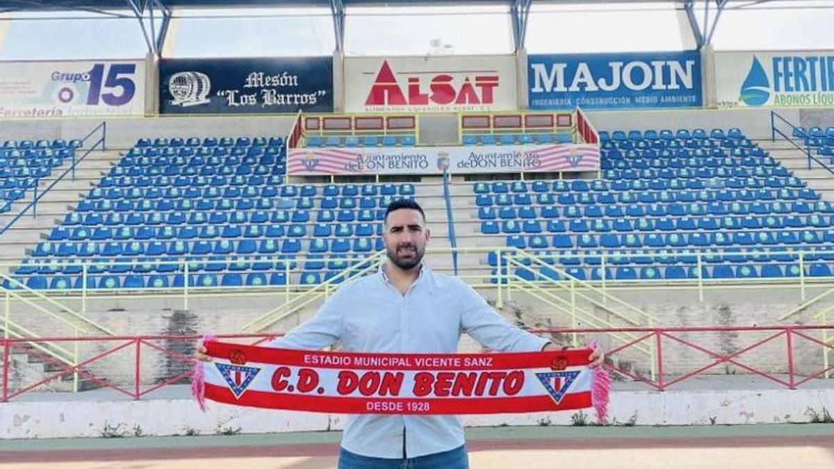 Jorge Mendoza posa con la bufanda del Don Benito.