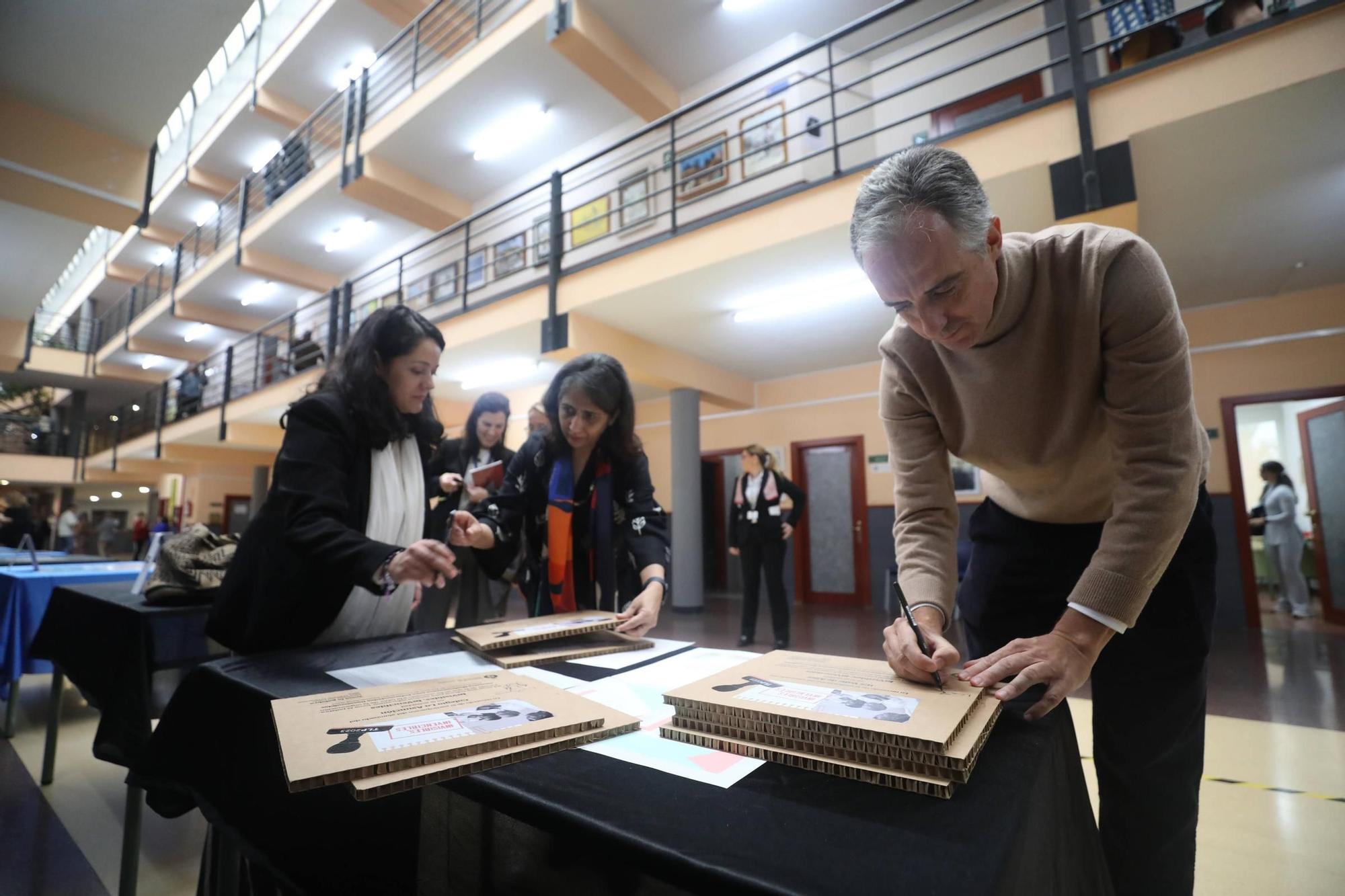 El director de la Iniciativa Medicamentos para Enfermedades Desatendidas visita el IES Batán de Mieres