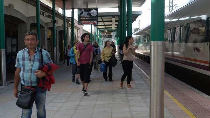 Pasajeros en la estación del tren de Vilagarcía. // Noé Parga