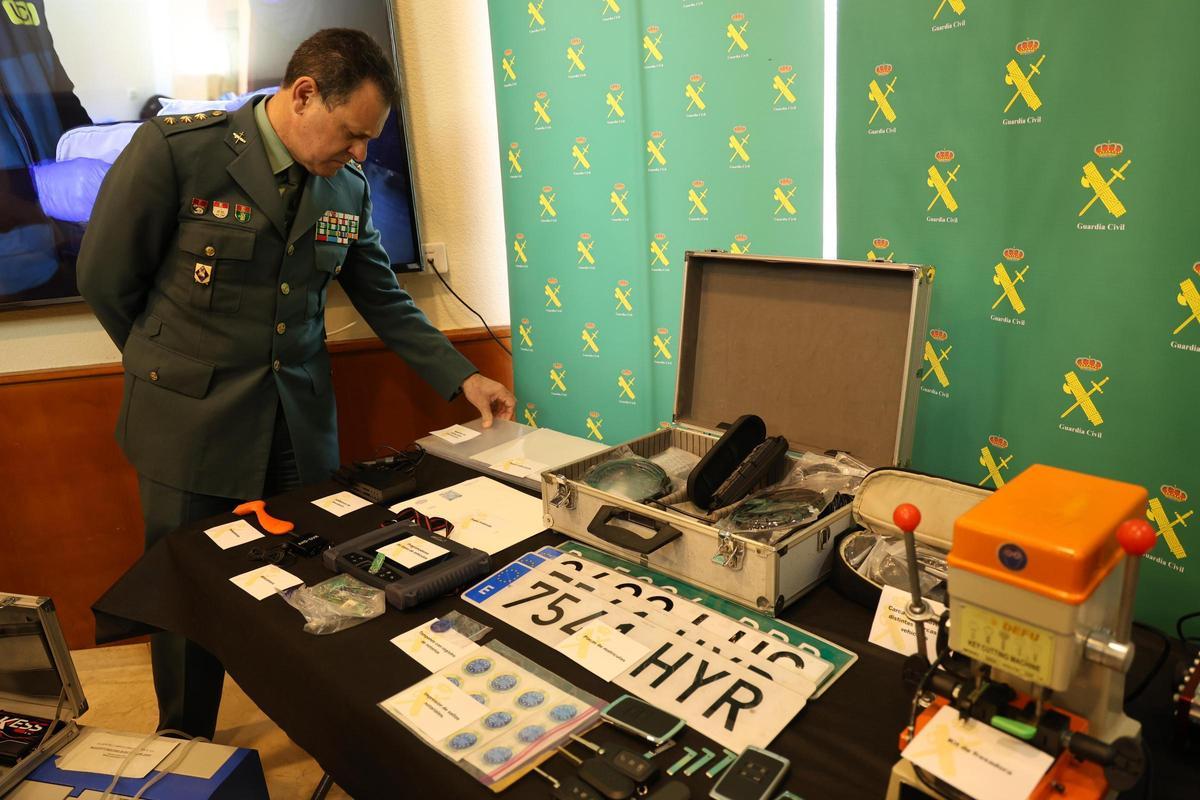 El coronel jefe de la Guardia Civil de Alicante observa el material incautado a los ladrones de coches.