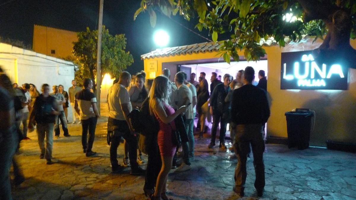 Jóvenes aguardan para entrar en una discoteca en la plaza del Vapor