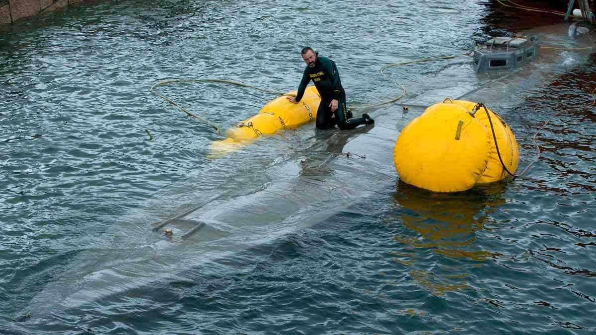 El narcosubmarino hundido en Galicia es remolcado a puerto.