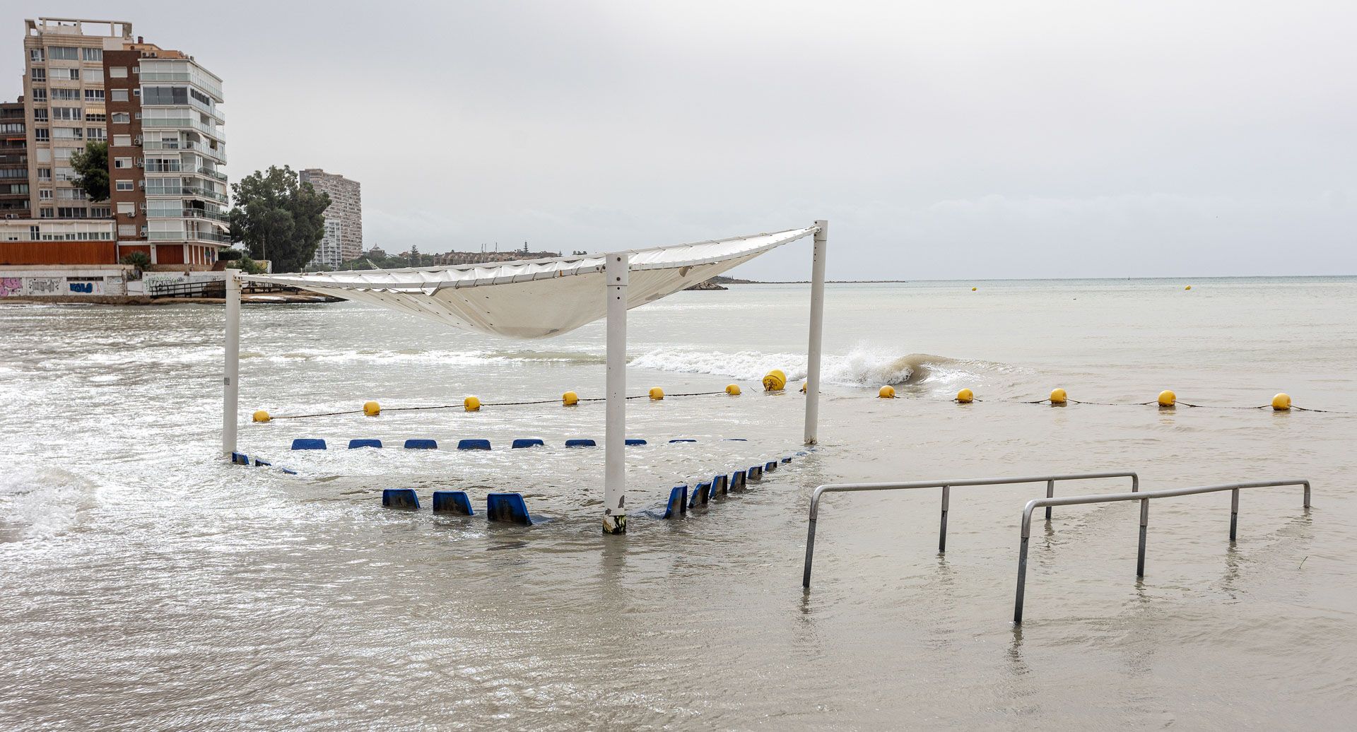 La lluvia vuelve a cebarse con la playa de la Albufereta