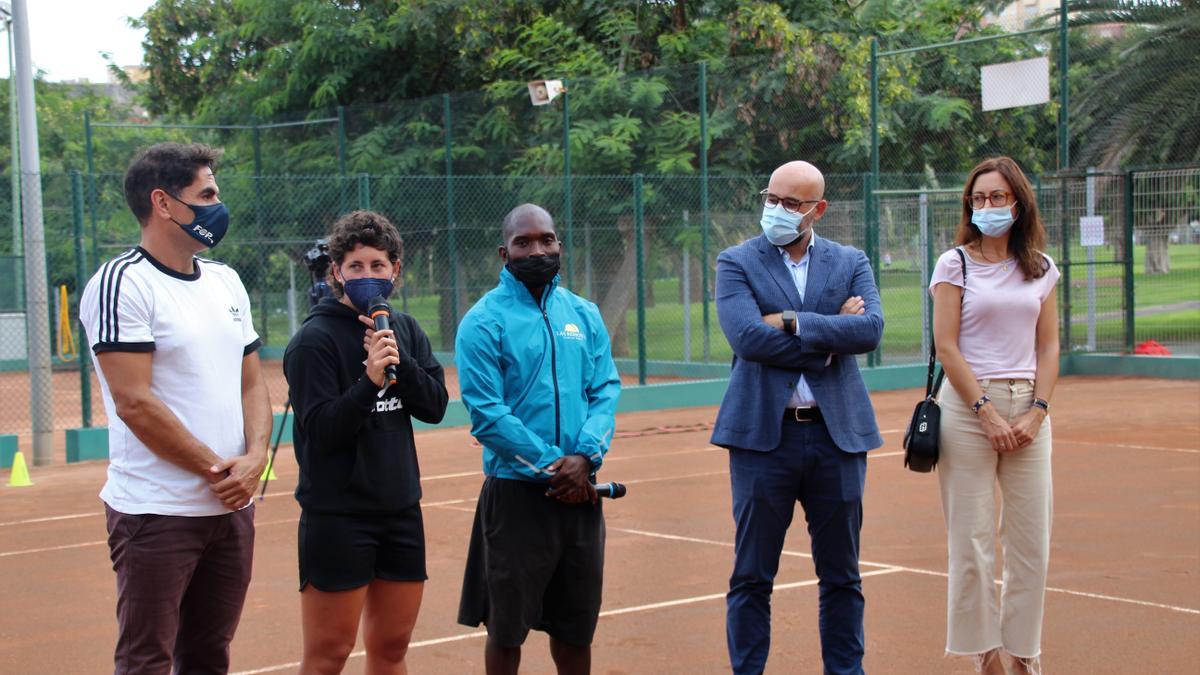 Carla Suárez inaugura las nuevas pistas de tenis de Las Rehoyas