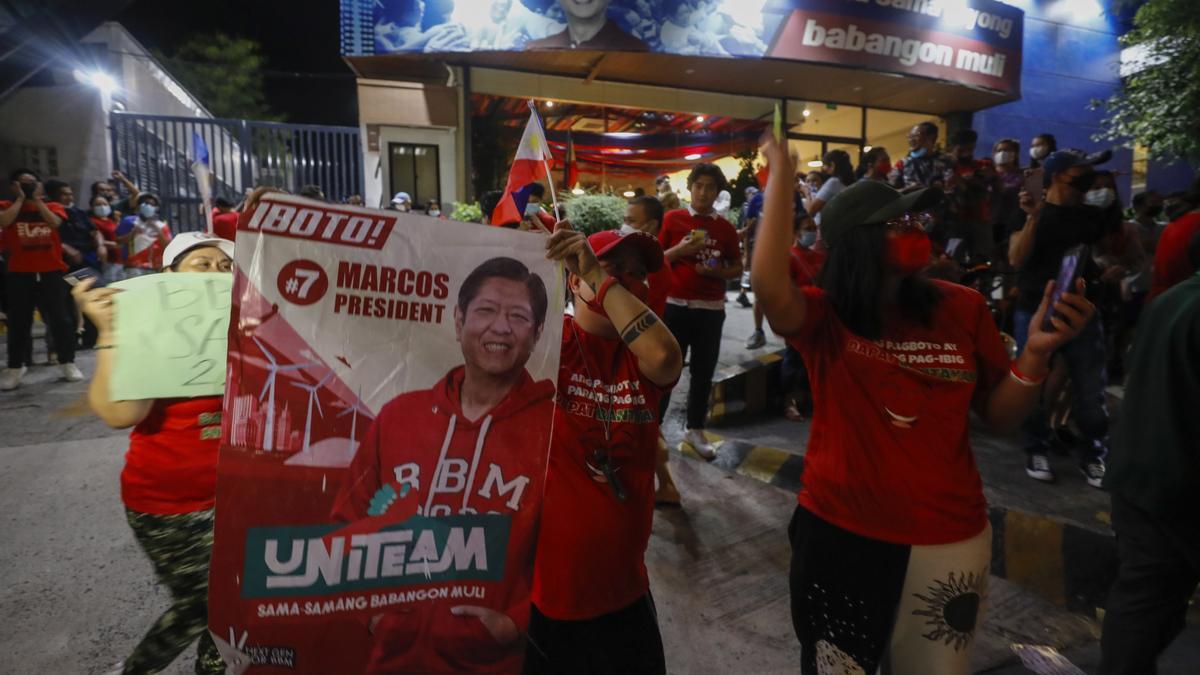 Marcos logra una victoria histórica en Filipinas, según el recuento provisional.