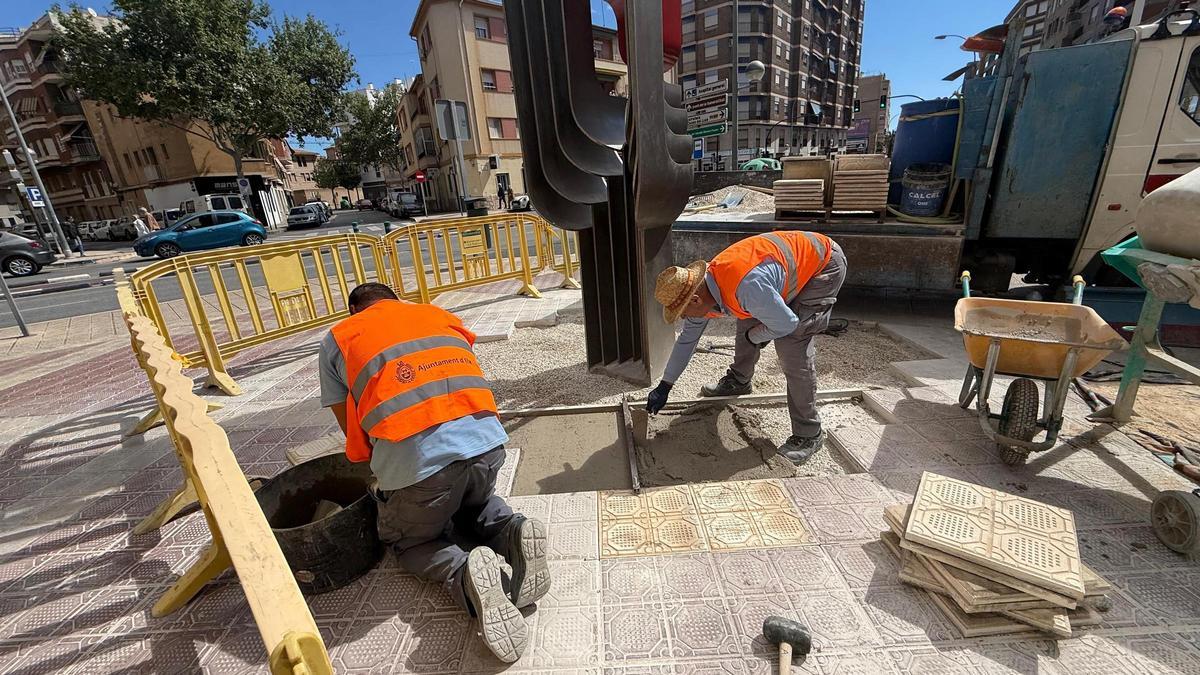 Operarios completan la base de la escultura de Salvador Soria este martes