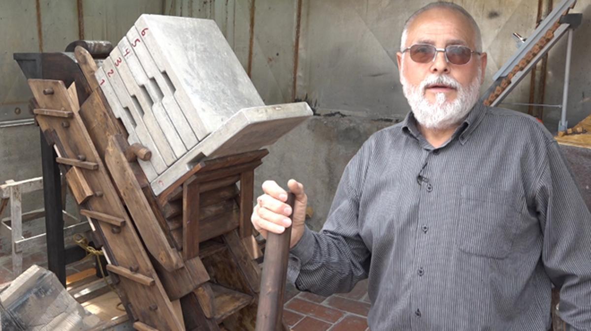 Herminio Fernández, fuster jubilat, dissenya una màquina per construir les piràmides d’Egipte.