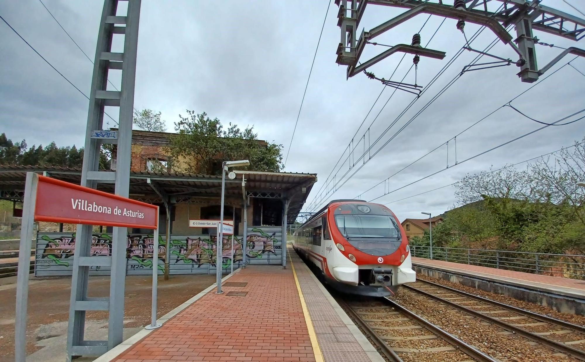 La estación "inglesa" de Villabona, única en Asturias, sigue su imparable deterioro: así es el singular conjunto ferroviario de Llanera