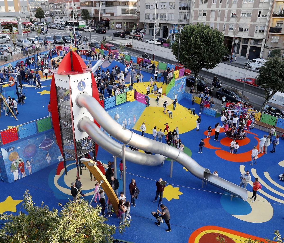 NIÑOS DISFRUTANDO DEL NUEVO PARQUE INFANTIL DE LA CALLE JENARO DE LA FUENTE ( VIGO ) EN SU REAPERTURA TRAS LAS OBRAS DE REFORMA Y AMPLIACION / APERTURA. INAUGURACION. VISTA GENERAL