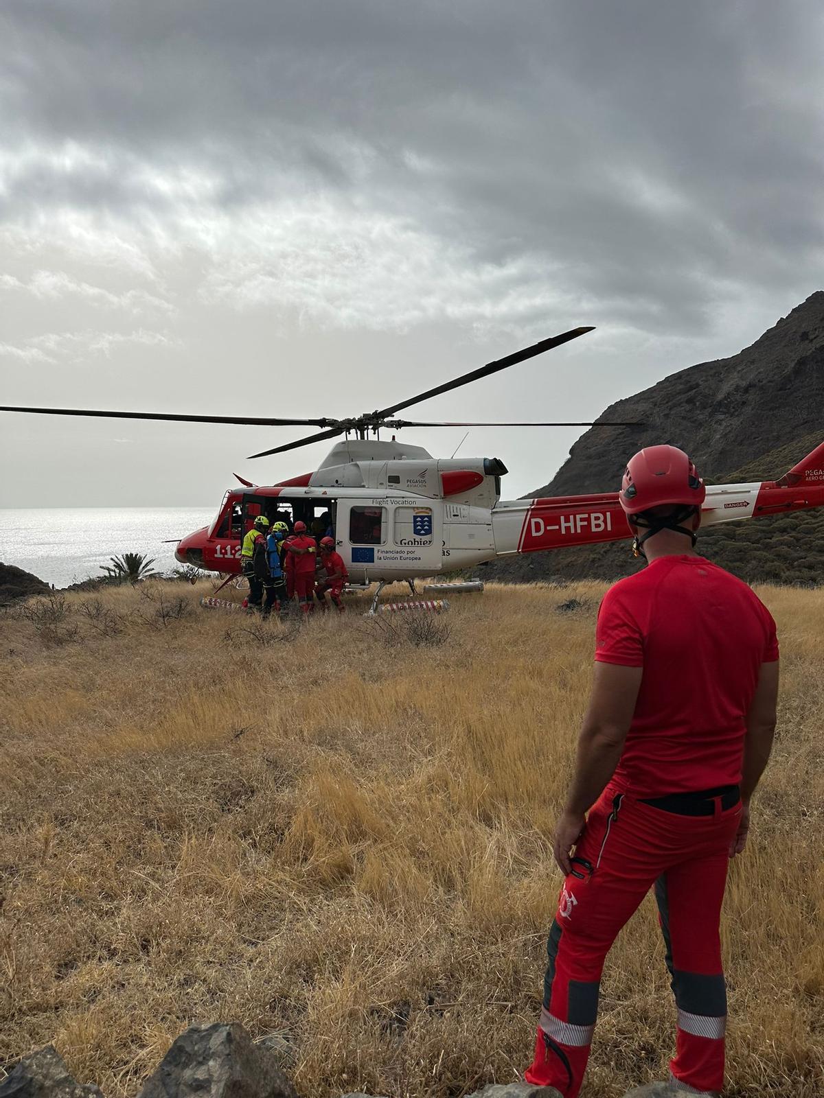SUCESOS: Rescatan en helicóptero a una mujer accidentada en la playa de ...