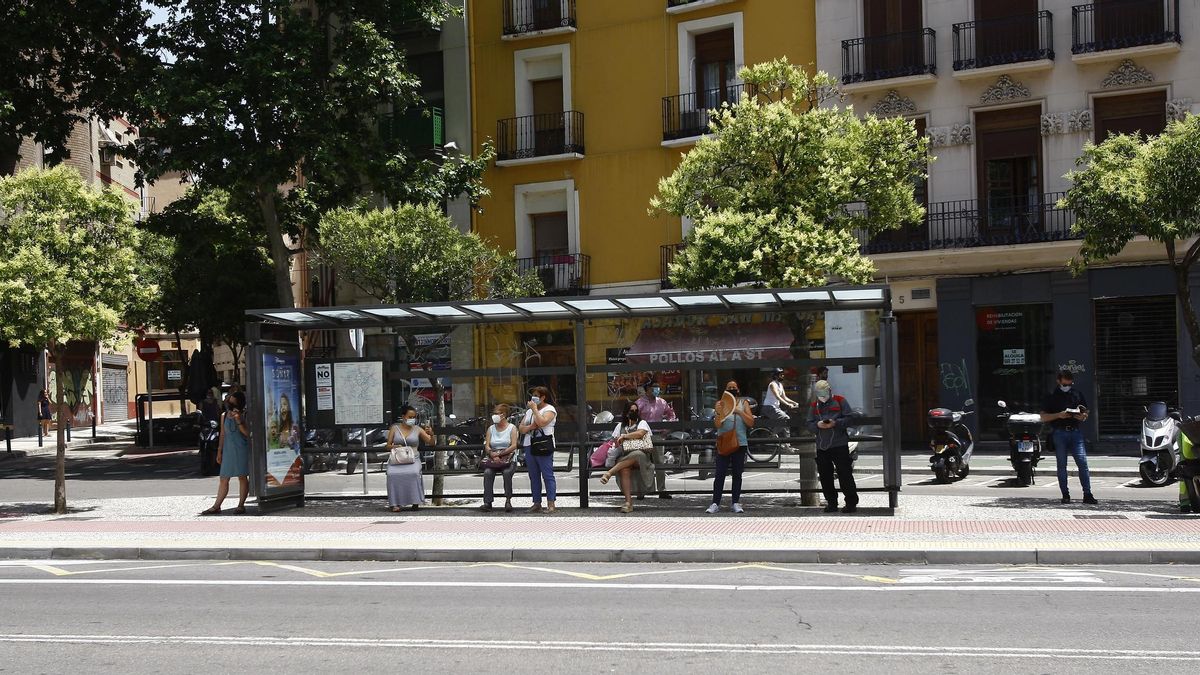 Varios usuarios esperando al bus durante las horas de paros, este martes, en Zaragoza.