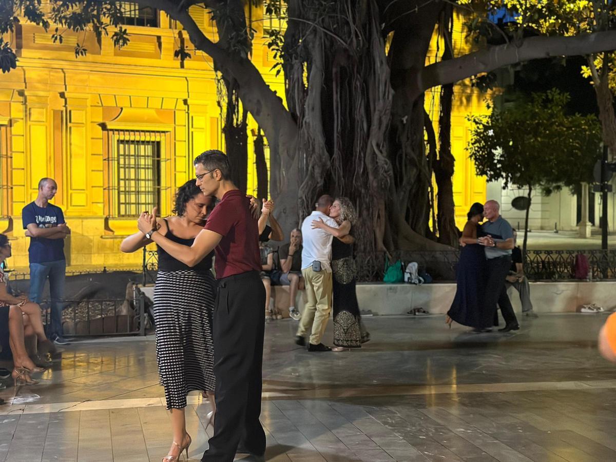 Parejas bailando Tango en la Plaza del Museo.